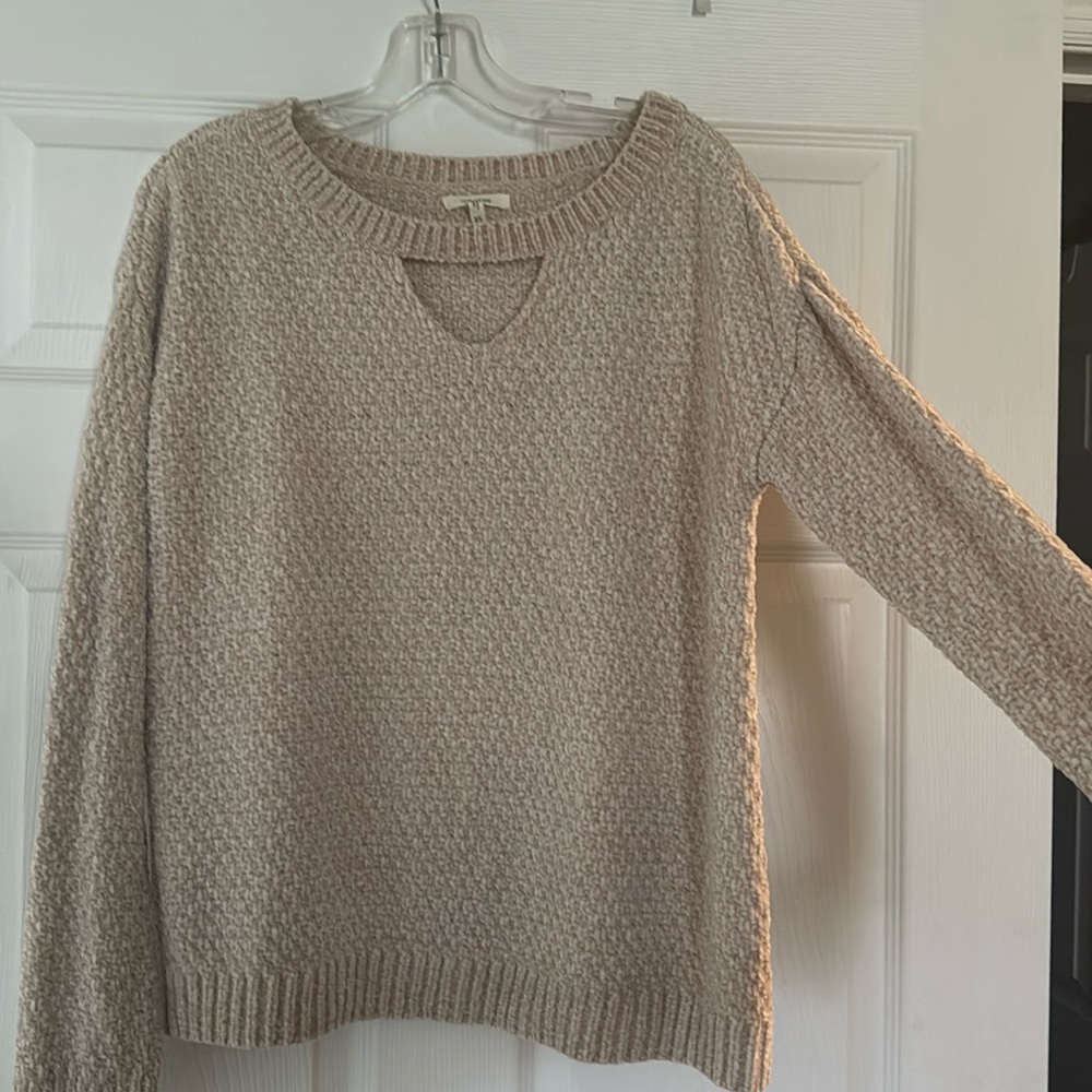 Key hole cut out sweater